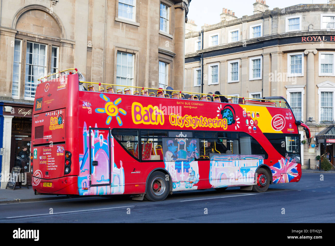 Les touristes d'une ride en tête double decker bus de tournée autour de la 'Cirque' à Bath, en Angleterre. Banque D'Images