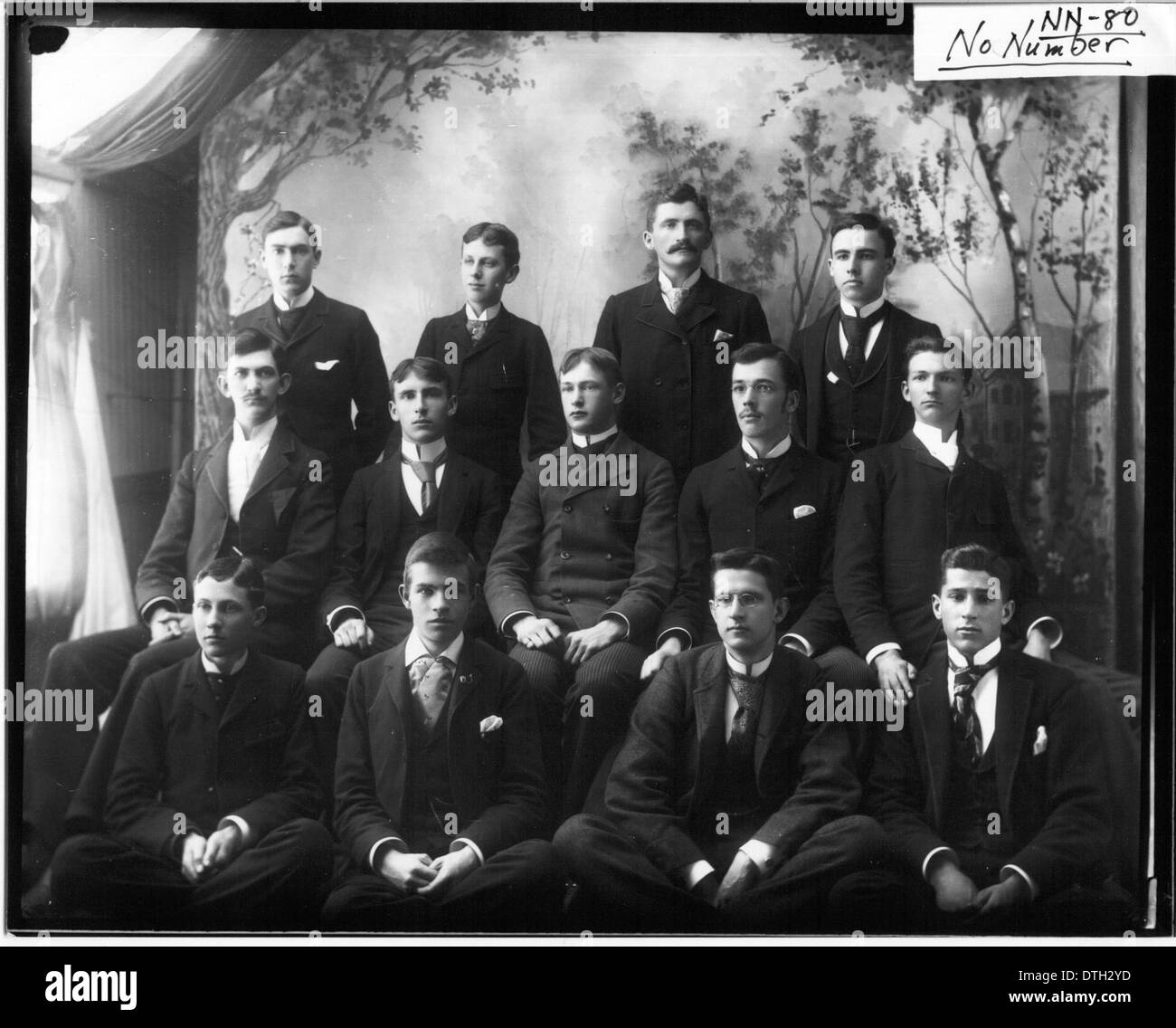 Cette photographie historique montre le chapitre de la fraternité Beta Theta Pi à l'Université de Miami en 1893. Le portrait de groupe capture les membres de cette organisation grecque établie de longue date, reflétant la culture étudiante de l'époque. Banque D'Images
