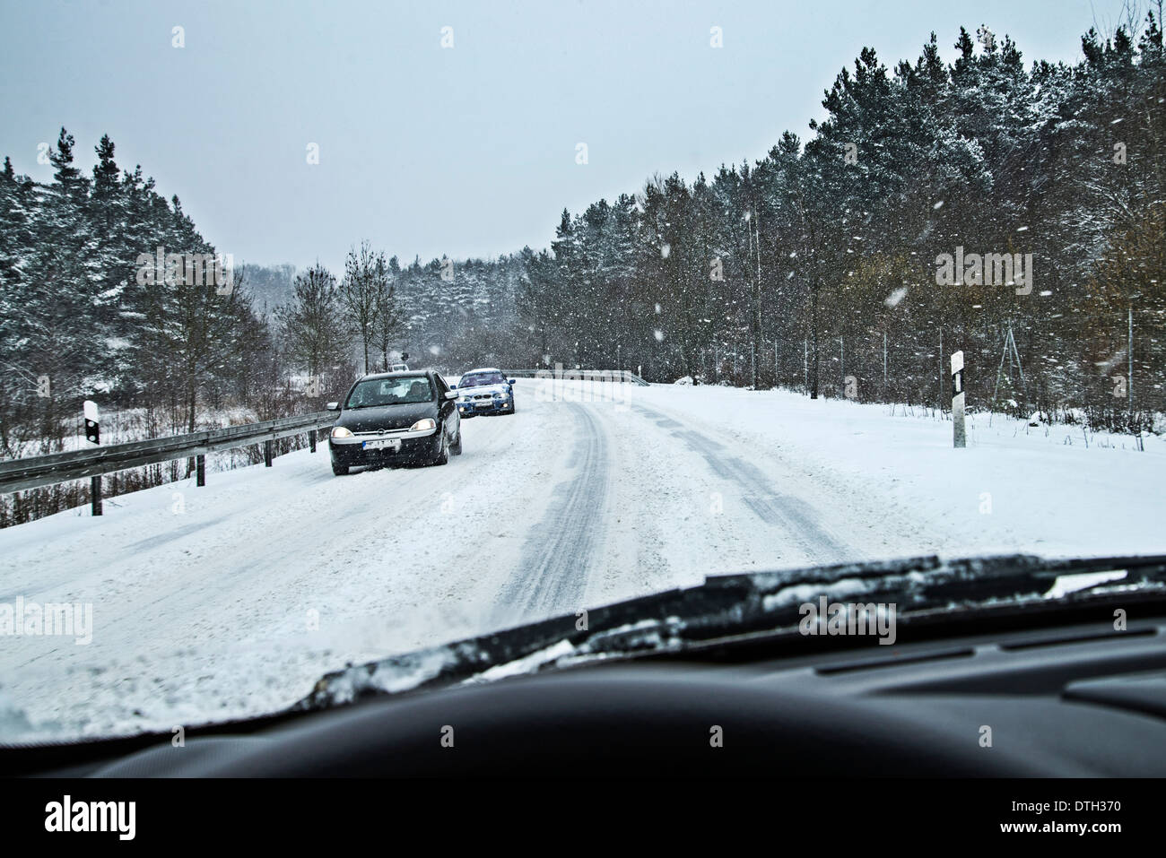 Route nationale de neige en Allemagne, près de Francfort. Banque D'Images