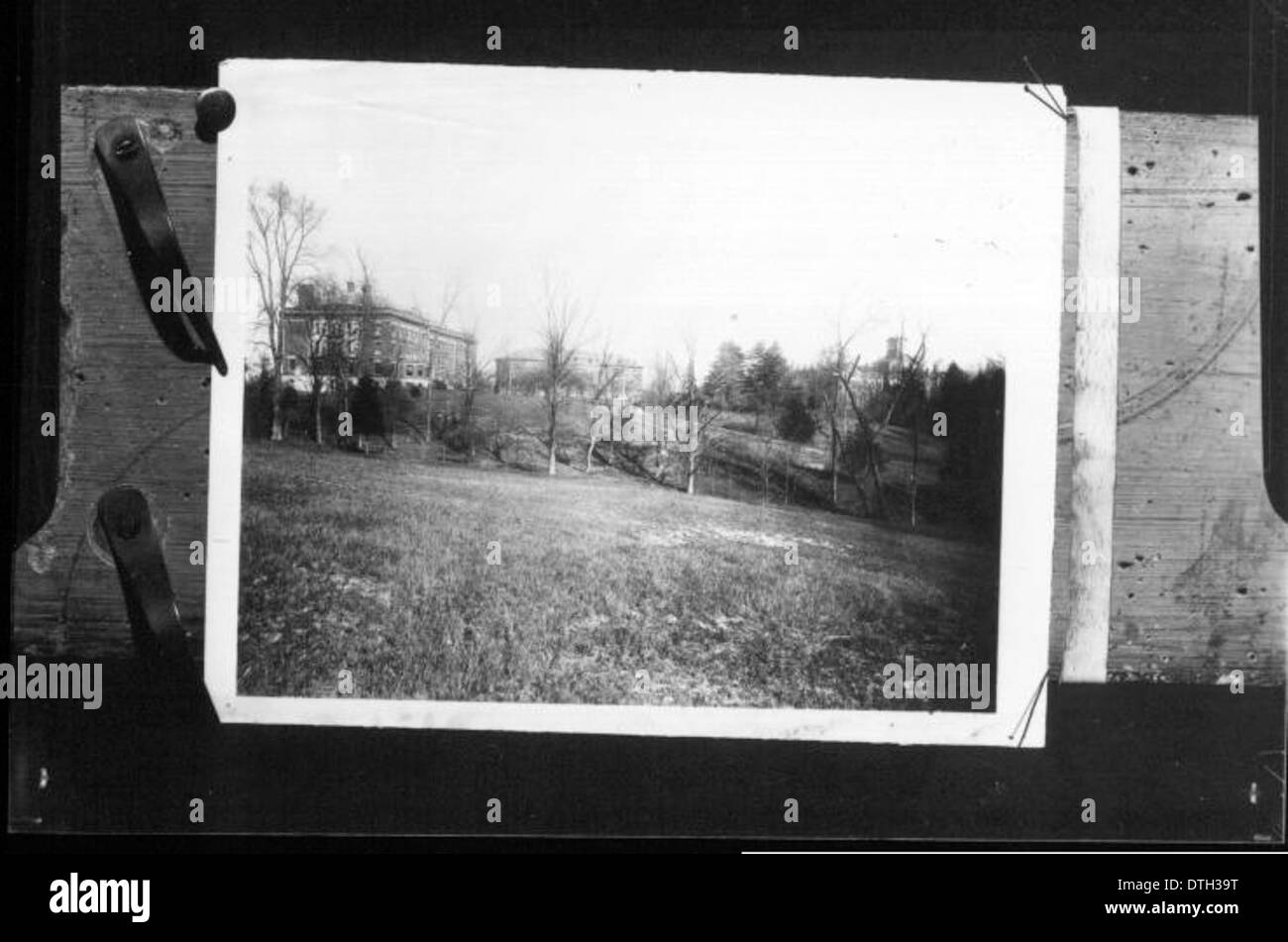 Cette photographie historique des bâtiments du Western College sur une colline à Oxford, Ohio, montre le terrain du campus avec un accent sur l'architecture universitaire et le paysage. L'image capture l'atmosphère collégiale et l'aménagement du campus au début du XXe siècle. Banque D'Images