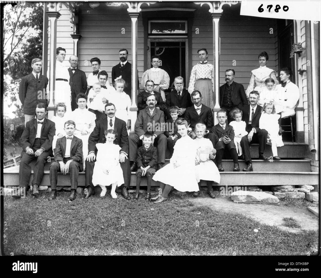 Ce portrait de famille de 1905 de la famille William Finch capture un moment dans le temps à l'Université de Miami, Oxford, Ohio. L'image représente des membres de la famille posant ensemble sur le porche d'une maison, offrant un aperçu de la vie familiale au début du XXe siècle. Banque D'Images
