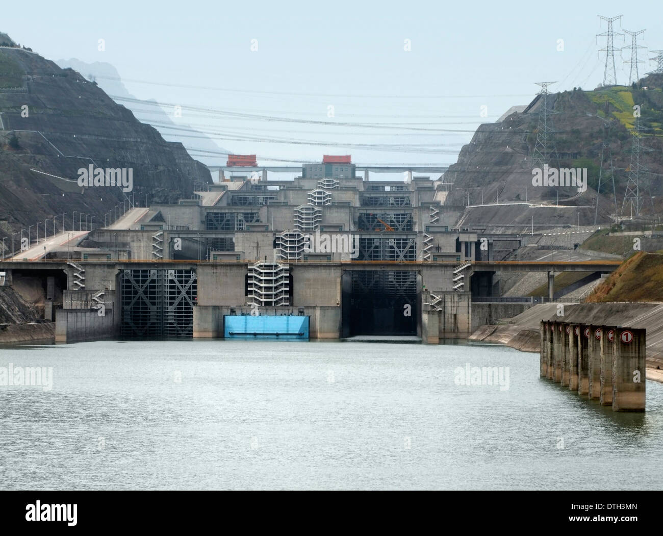 Paysage brumeux à y compris le barrage des Trois Gorges sur le Fleuve Yangtze en Chine à Banque D'Images