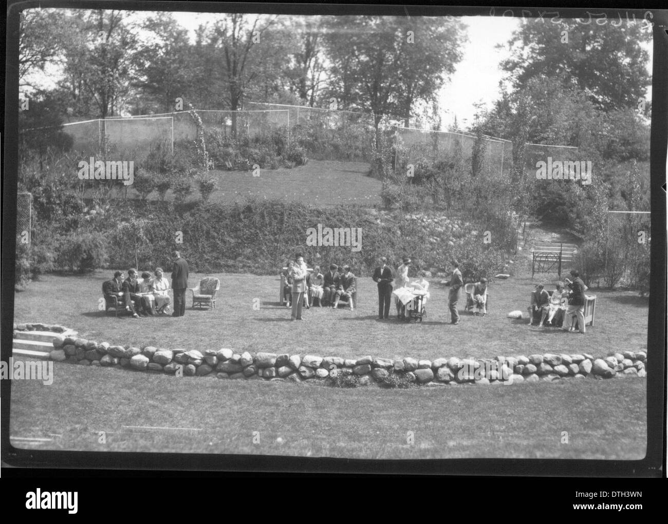 Cette photographie de 1926 montre une production théâtrale en plein air le jour de l'arbre au Western College à Oxford, Ohio. L'événement met en lumière le rôle de l'éducation des femmes à l'Université de Miami et les activités culturelles de l'époque. Banque D'Images