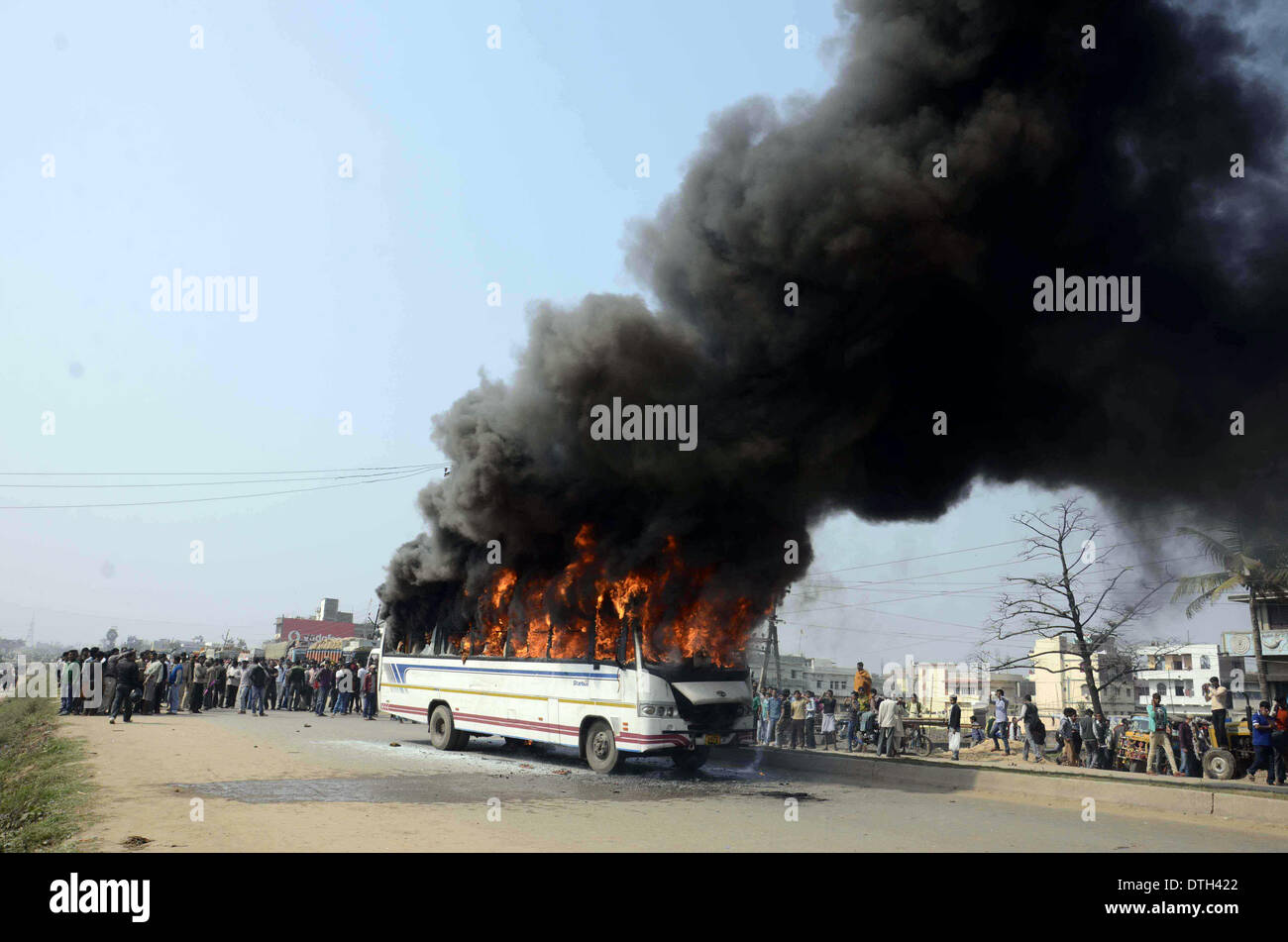 Patna, Inde. Feb 18, 2014. Photo prise le 18 février 2014 montre un bus en feu après une foule incendié avec une moto sur la Route Nationale 31 à Patna, Inde. L'un a été tué dans l'accident. Credit : Stringer/Xinhua/Alamy Live News Banque D'Images