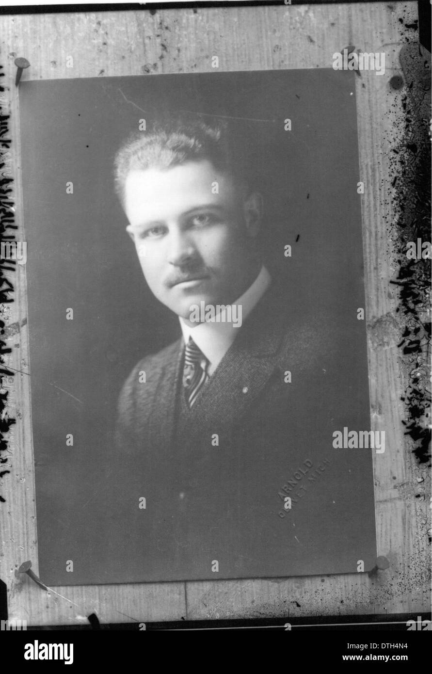 Ce portrait historique de George L. Rider capture un moment dans le temps, documentant l'apparition d'une figure clé dans l'histoire de l'Université de Miami. L'image contribue à la préservation archivistique de l'histoire universitaire. Banque D'Images