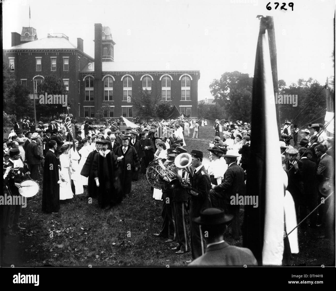 Une photographie du commencement de 1905 à l'Université Snyder montre un grand cortège célébrant la cérémonie de remise des diplômes. L'image historique capture la procession académique et la tenue cérémonielle traditionnelle, marquant un événement important dans l'histoire de l'université. Banque D'Images