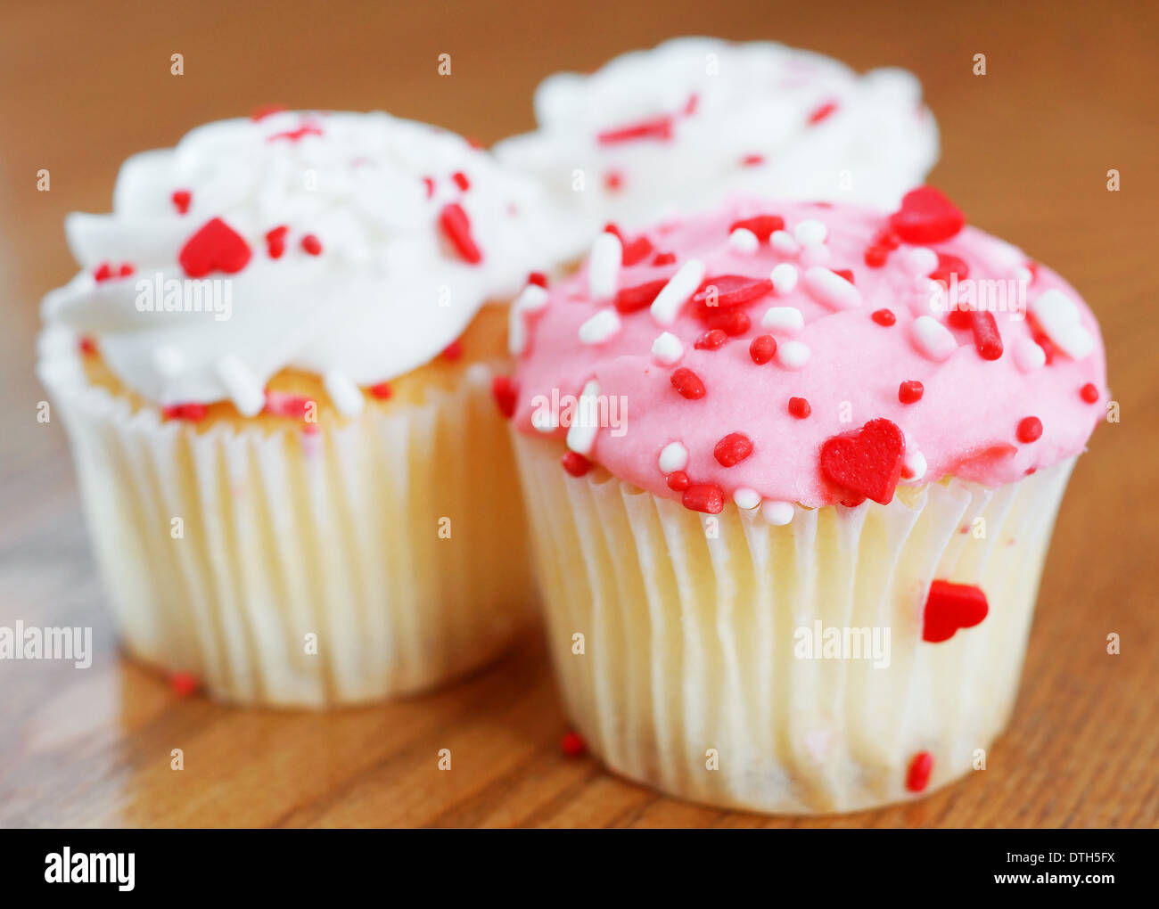 Valentines Day trio cupcake rose ou blanc avec du glaçage et des bonbons en forme de coeur Banque D'Images