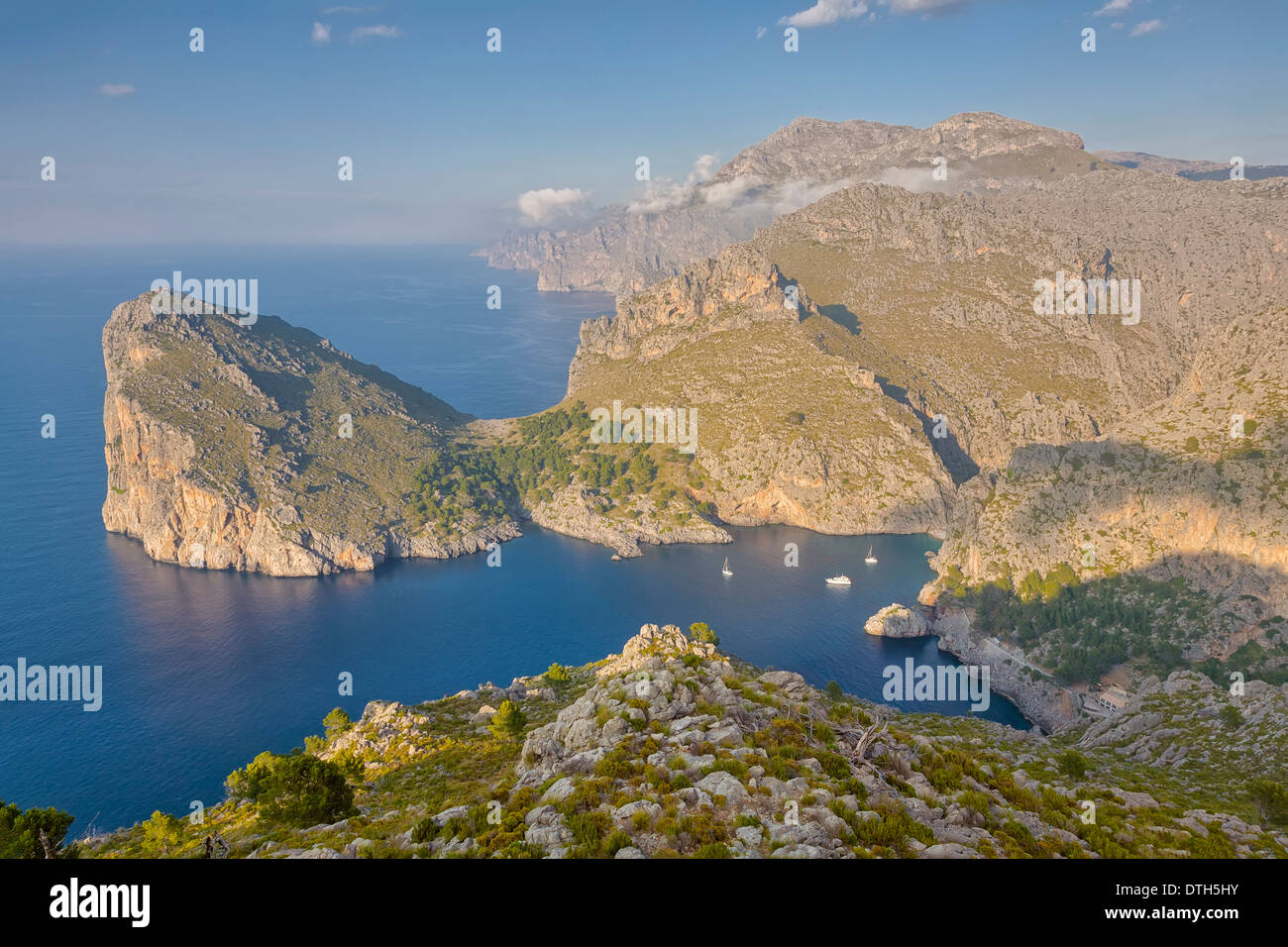 La côte nord-ouest de Majorque. Torrent de Pareis cove, Morro de sa Vaca rock et de montagnes de Tramuntana. Iles Baléares, Espagne Banque D'Images