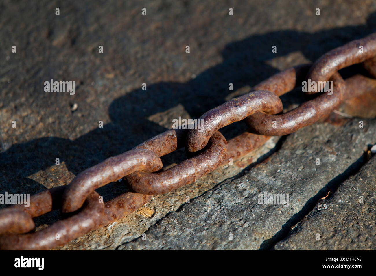 Une chaîne sur la jetée. © Sandro Ingenito Banque D'Images