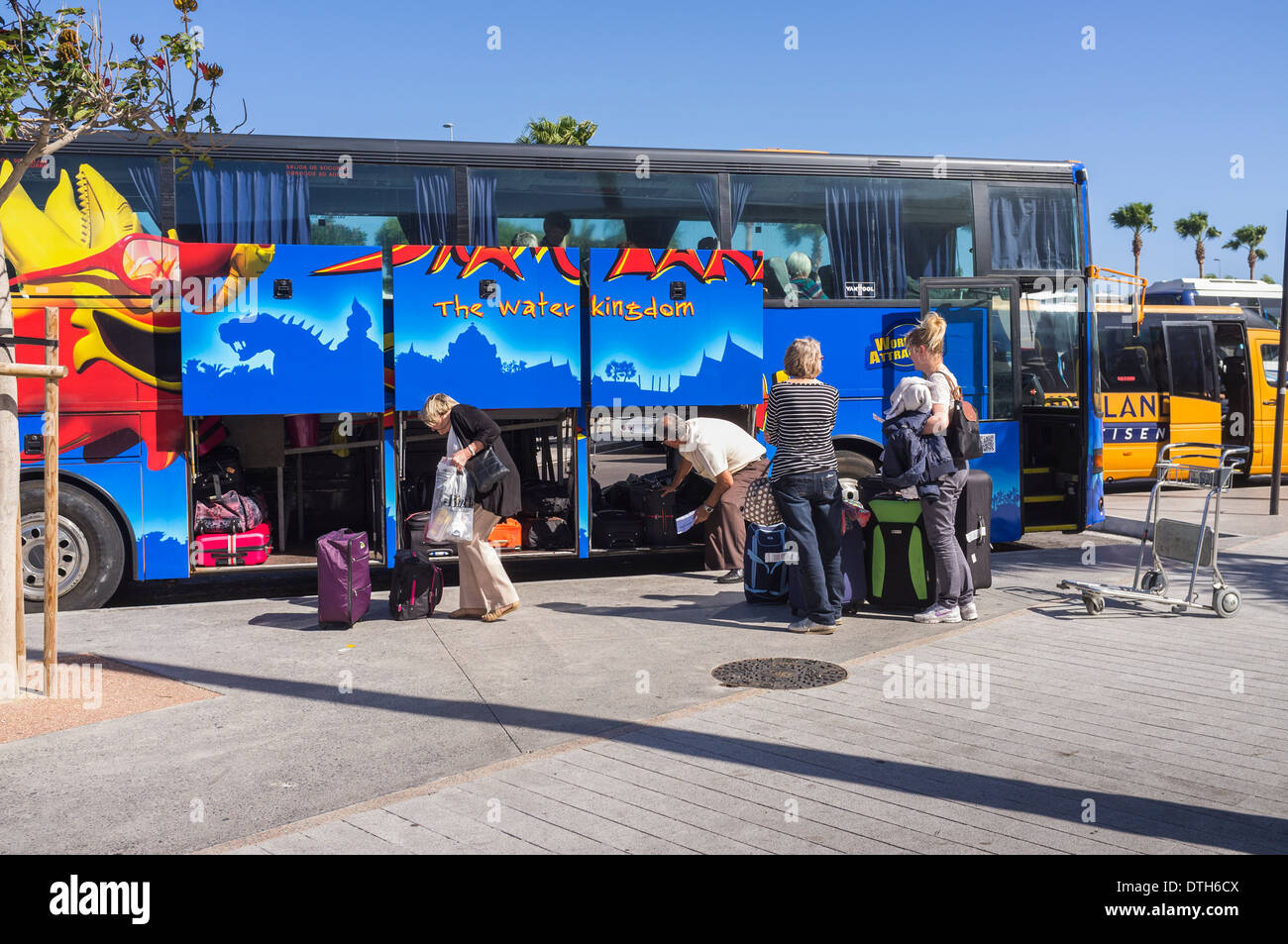 Cas de chargement de passagers sur un parc aquatique Siam entraîneur lors des arrivées de l'aéroport de Ténérife Sur pour le transfert à l'hôtel, Canaries, Banque D'Images