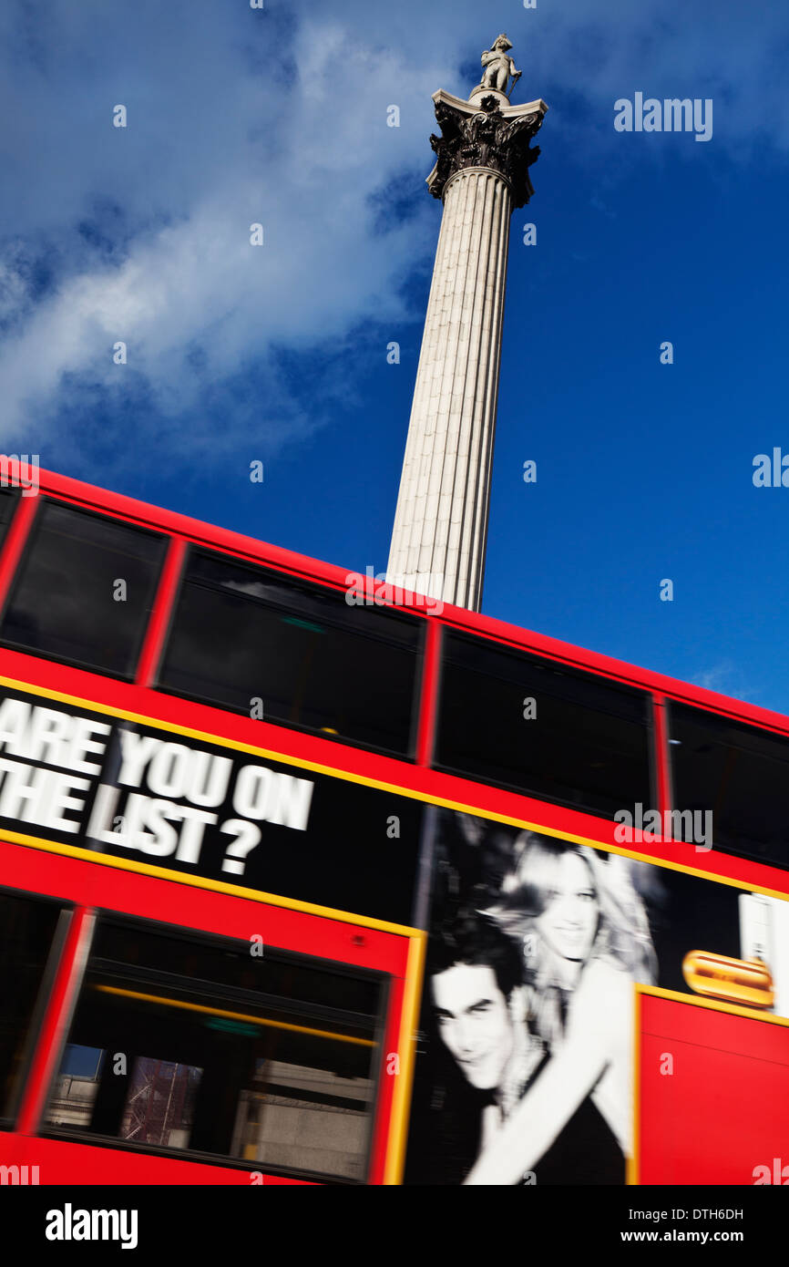 Un bus de Londres rouge passe la Colonne Nelson à Trafalgar Square, Londres, Angleterre. Banque D'Images