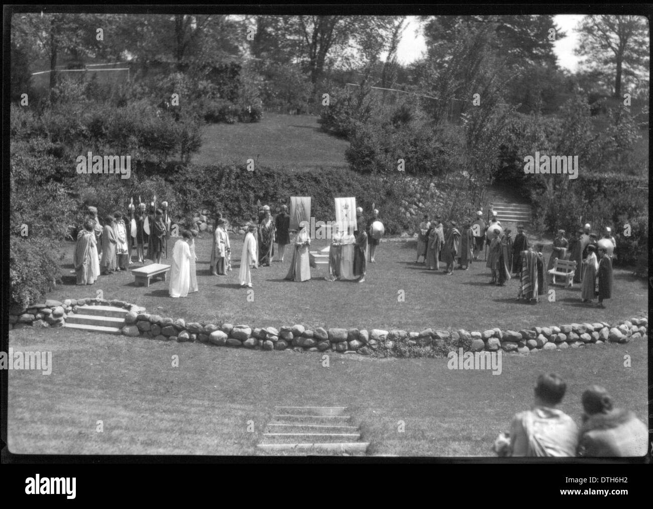 Cette image capture une production théâtrale pendant le Tree Day 1927 au Western College, Oxford, Ohio. L’événement faisait partie de spectacles en plein air qui célébraient l’éducation des femmes et le rôle des étudiantes au collège. Banque D'Images