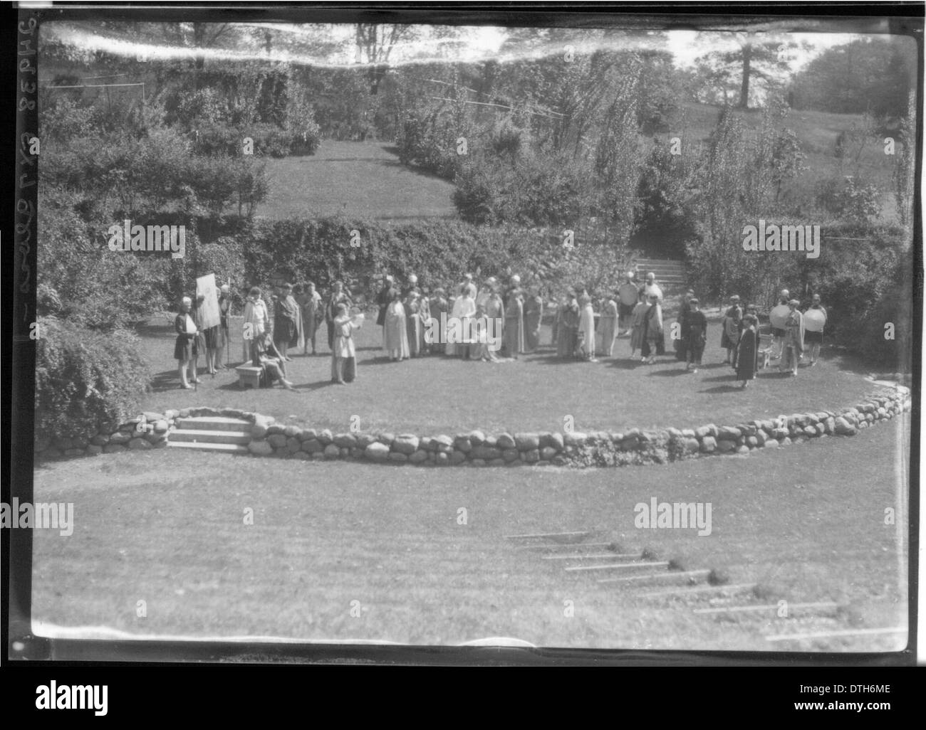 Cette photographie capture une production théâtrale lors de la Journée de l'arbre au Western College en 1927. Il met en valeur la participation des femmes à des spectacles en plein air, soulignant l'importance de l'événement dans l'histoire de l'éducation des femmes à l'Université de Miami à Oxford, Ohio. Banque D'Images