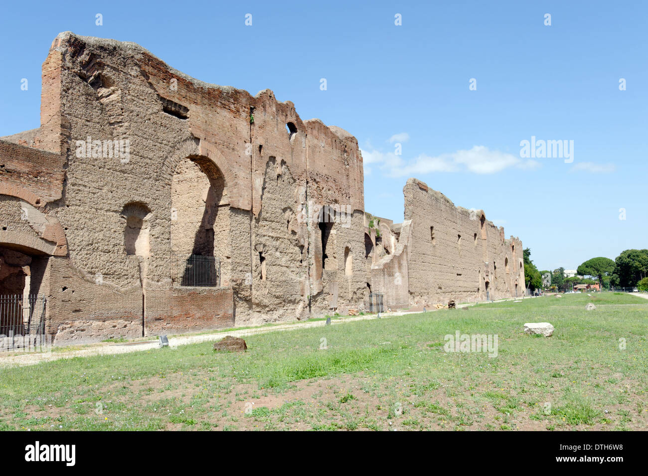 L'extrémité nord de l'entrée principale gates qui conduit directement à la piscine de Yingdong ou Thermes Caracalla Rome Italie Le Banque D'Images