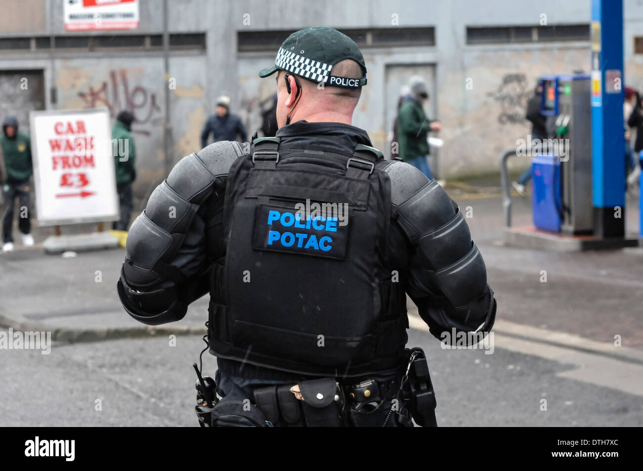 Service de police d'Irlande du Nord de l'ordre public PSNI Conseiller Tactique (POTAC) le port de vêtements protecteurs Banque D'Images