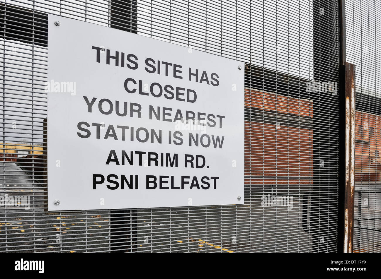 Inscrivez-vous sur un poste de police PSNI avise le public que la station a fermé. Banque D'Images