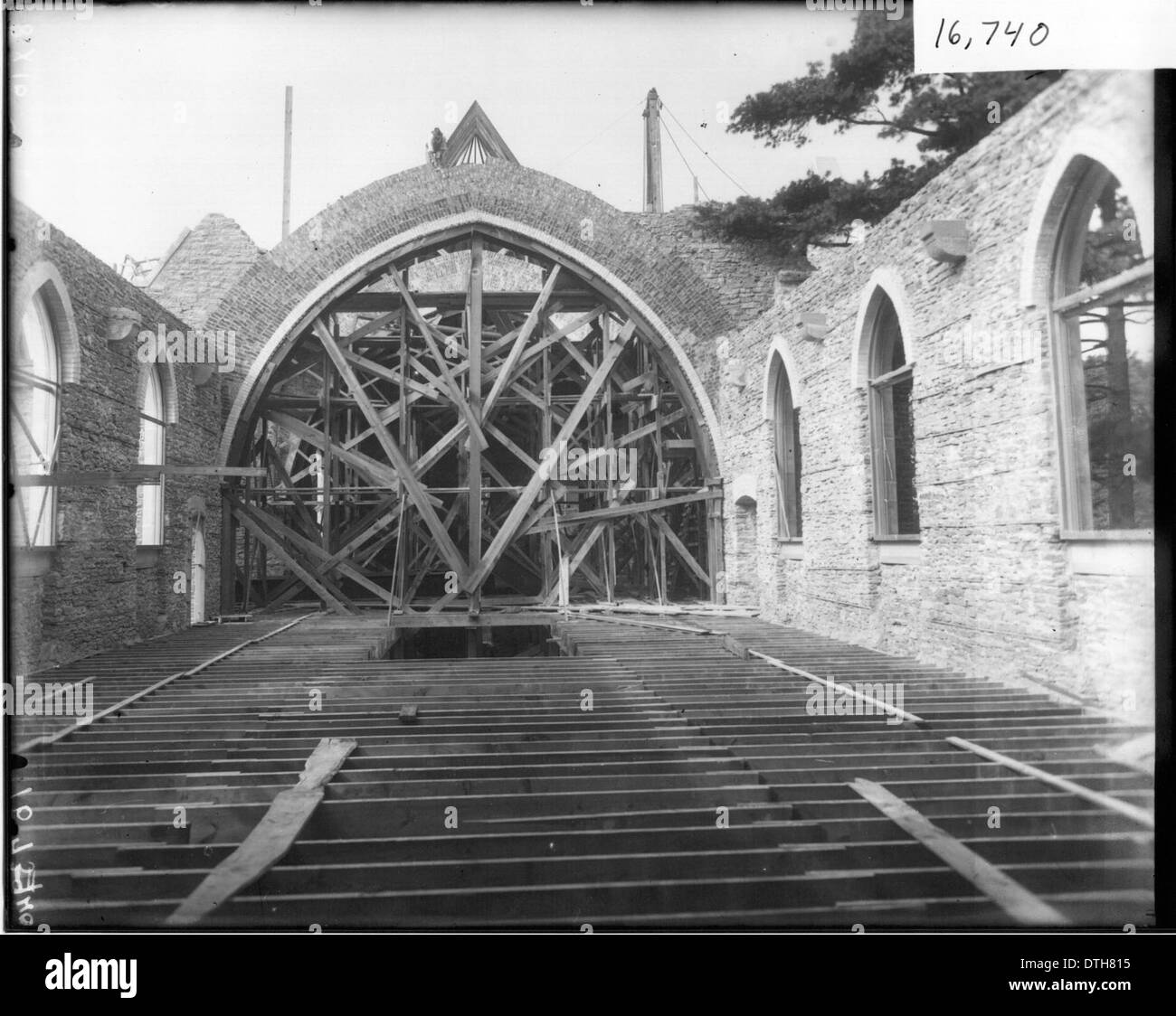 La vue intérieure de la chapelle Kumler, construite en 1917, illustre la conception architecturale et artisanale des édifices religieux américains du début du XXe siècle. La photographie met en valeur les détails intérieurs de la chapelle, notamment les vitraux et les bancs en bois. Banque D'Images