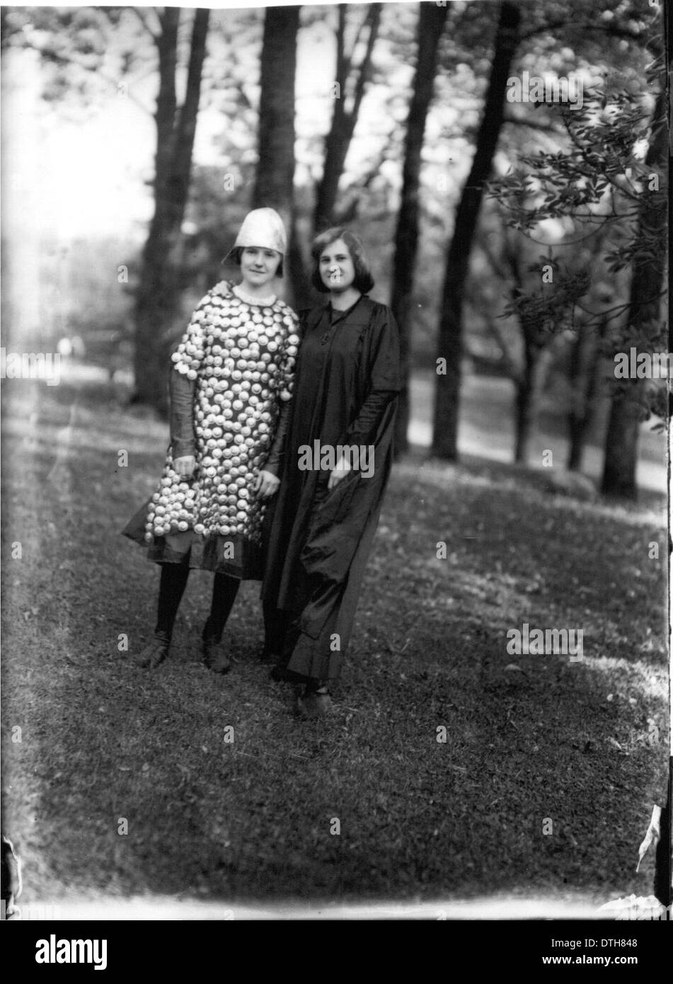 Cette photographie de 1911 du Western College le jour de l'arbre montre des étudiants en costumes participant à une production théâtrale en plein air. L'événement reflète l'atmosphère culturelle et éducative de l'époque, soulignant l'éducation des femmes et le rôle du collège dans la promotion de la créativité par le biais des arts de la performance Banque D'Images