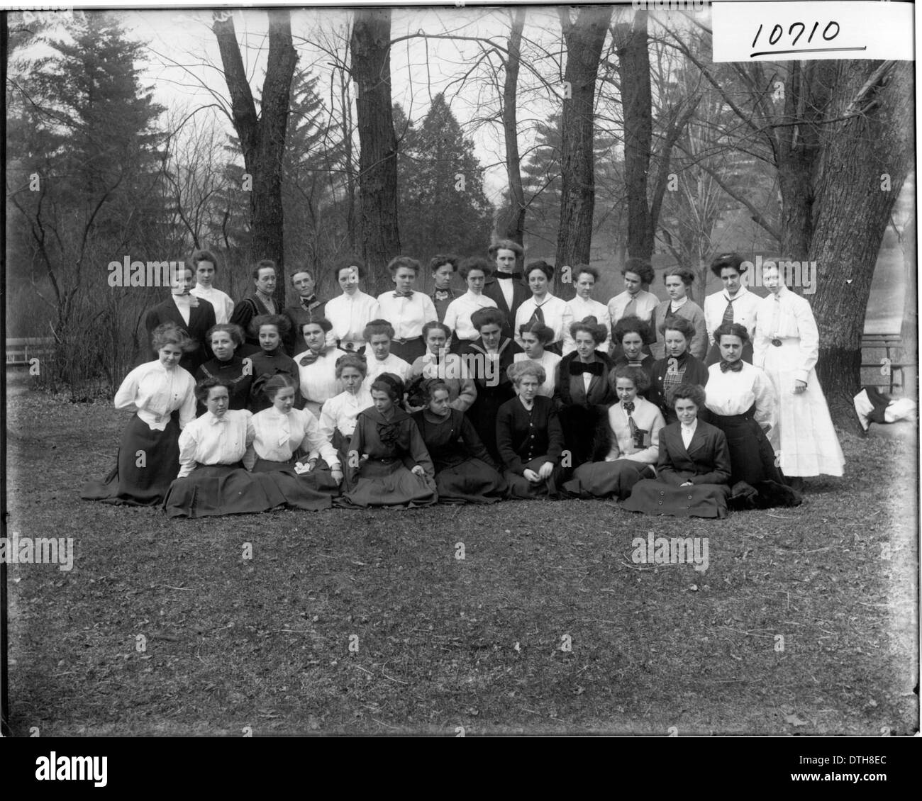 La photographie de 1910 capture les membres du Western College Agora Club, une organisation étudiante de l'Université de Miami. L'image présente un portrait de groupe de femmes engagées dans des activités académiques et littéraires, mettant en valeur le rôle des femmes dans les organisations étudiantes du début du XXe siècle. Banque D'Images