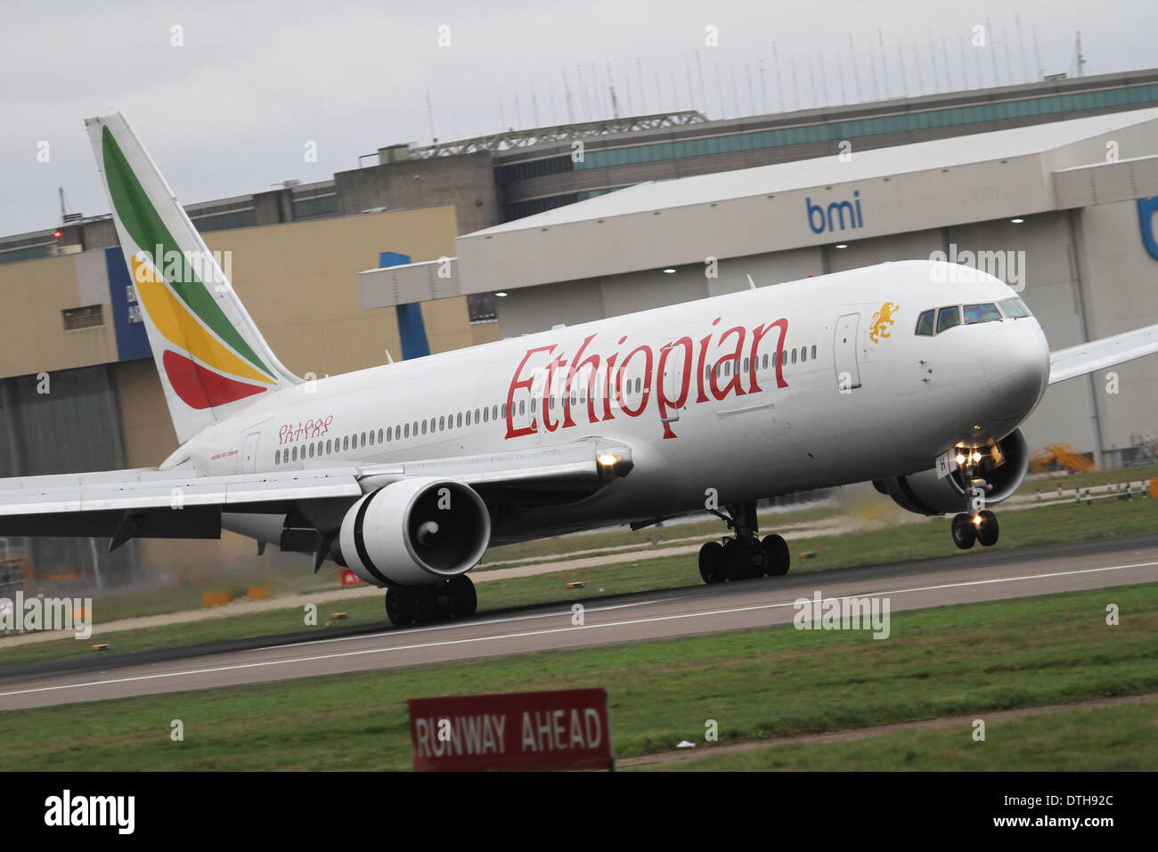 Boeing 767-300 d'Ethiopian Airlines à l'atterrissage à l'aéroport London Heathrow Banque D'Images