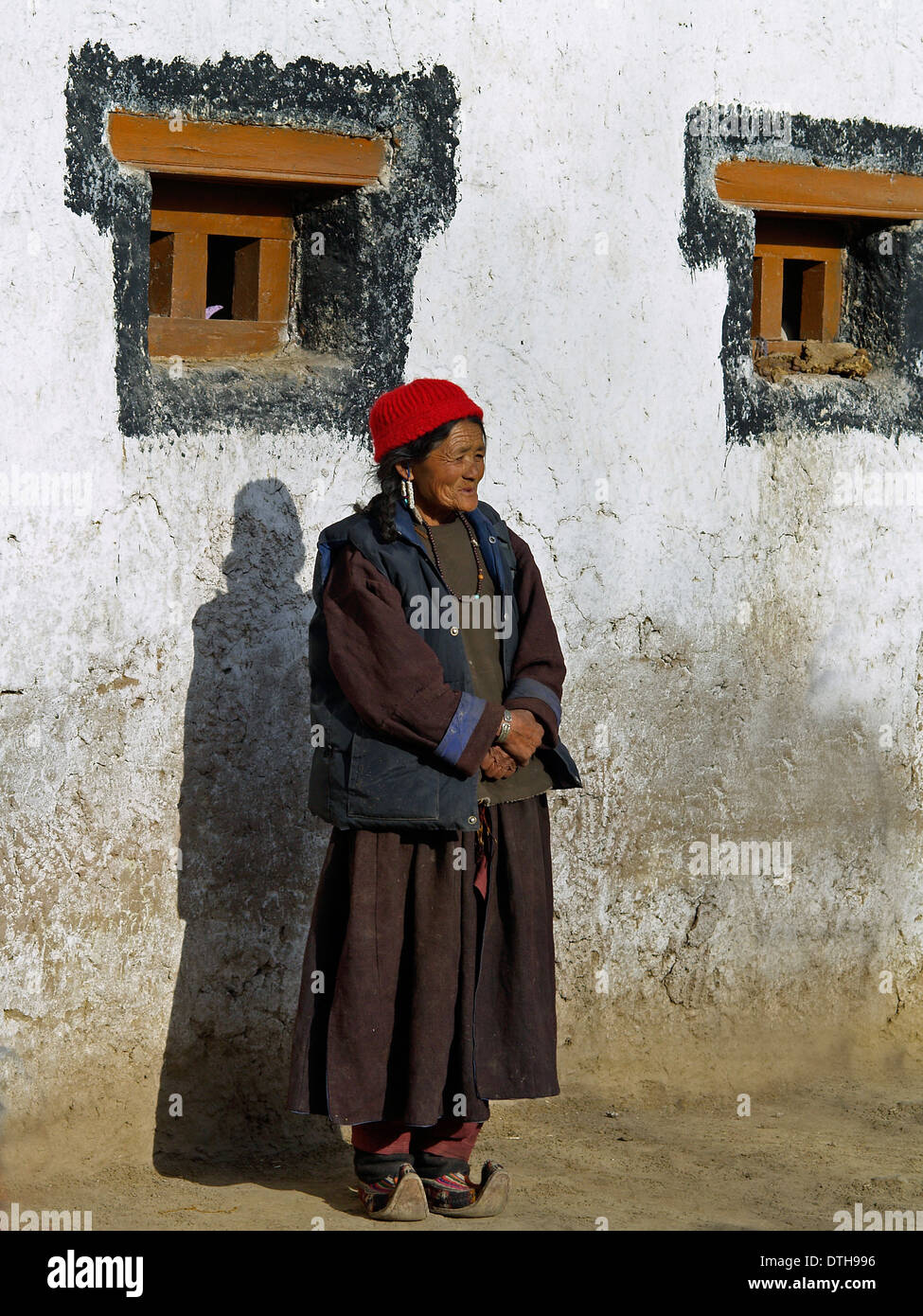 Une femme ladakhis en vêtements traditionnels avec des pointes,Ladakh, Inde Banque D'Images