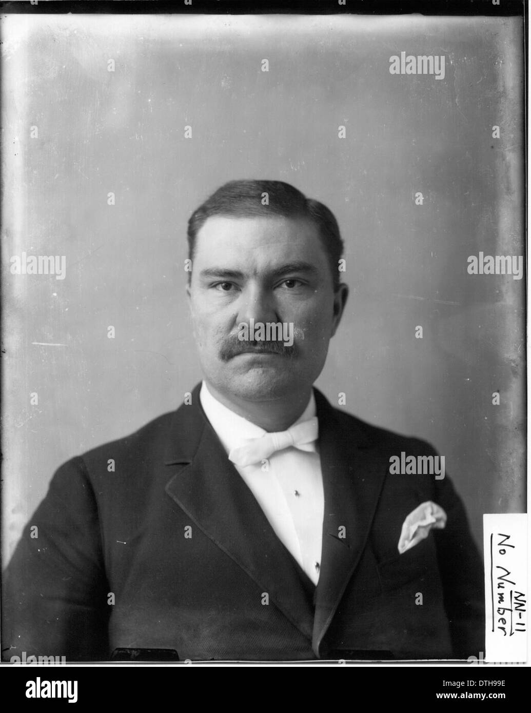 Portrait d'un homme non identifié, offrant un aperçu de la mode et du style personnel de l'époque, capturé dans un style photographique vintage. Banque D'Images