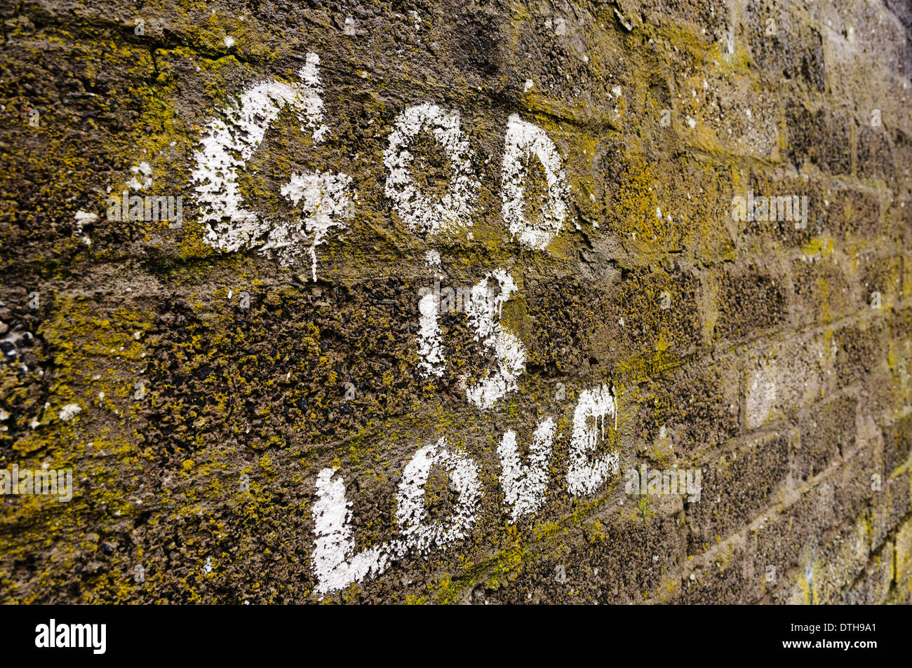 Graffiti sur un mur "Dieu est amour" Banque D'Images