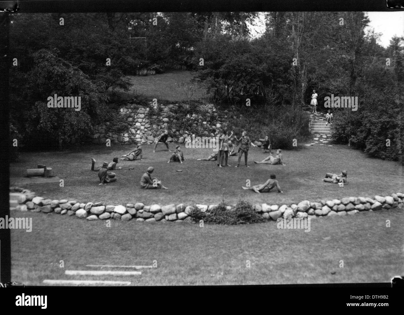 Cette photographie de 1933 représente une production théâtrale en plein air au Western College, soulignant l'importance de l'éducation des femmes au début du XXe siècle. La performance met l'accent sur les costumes et l'atmosphère culturelle de l'époque. Banque D'Images