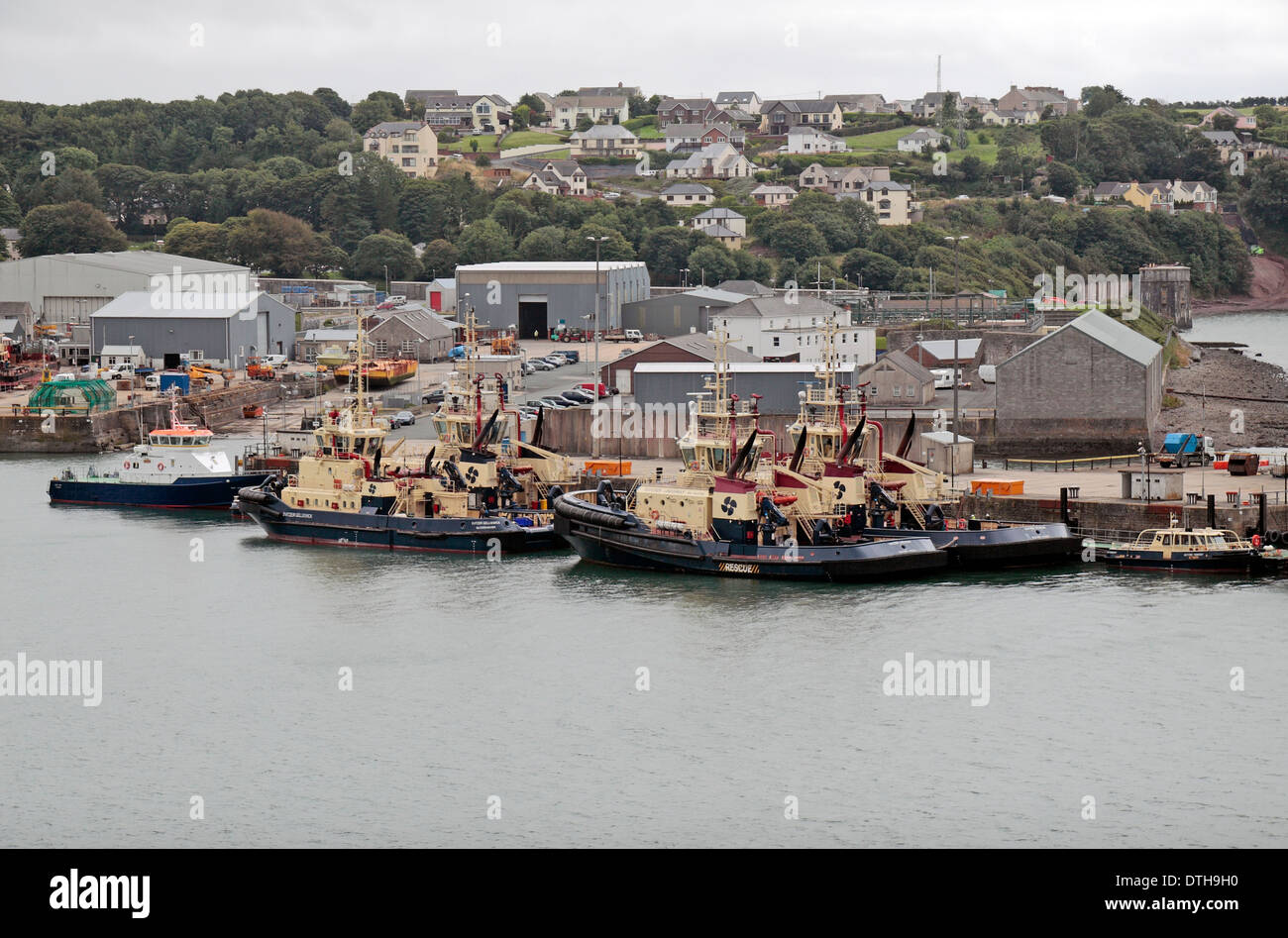 Tug bateaux amarrés près de Pembroke Dock, Milford Haven, Pembrokeshire, Pays de Galles. Banque D'Images