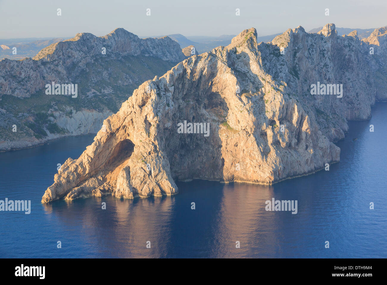 La côte nord de Majorque. Cavall Bernat, près de Cala Sant Vicens. Vue aérienne. Zone de Pollença, îles Baléares, Espagne Banque D'Images