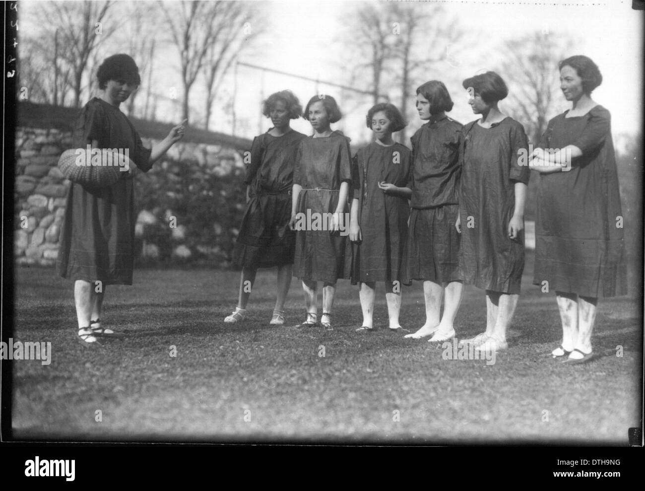 La pièce latine de 1923 au Western College d'Oxford, Ohio, présente des étudiants en costumes d'époque, soulignant la tradition des productions théâtrales à l'institution. Cette photographie de la collection Snyder capture les costumes vibrants et le rôle de l'éducation des femmes. Banque D'Images