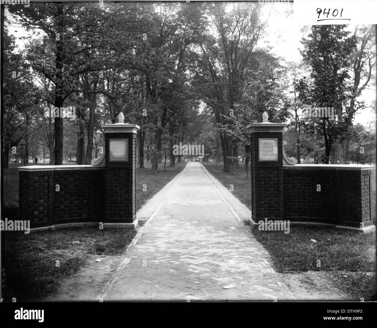 Cette photographie historique représente l'entrée nord-ouest du campus de l'université de Miami en 1909, mettant en valeur l'architecture et la conception des terrains de l'université à Oxford, Ohio, un point de repère important dans l'histoire de l'école. Banque D'Images