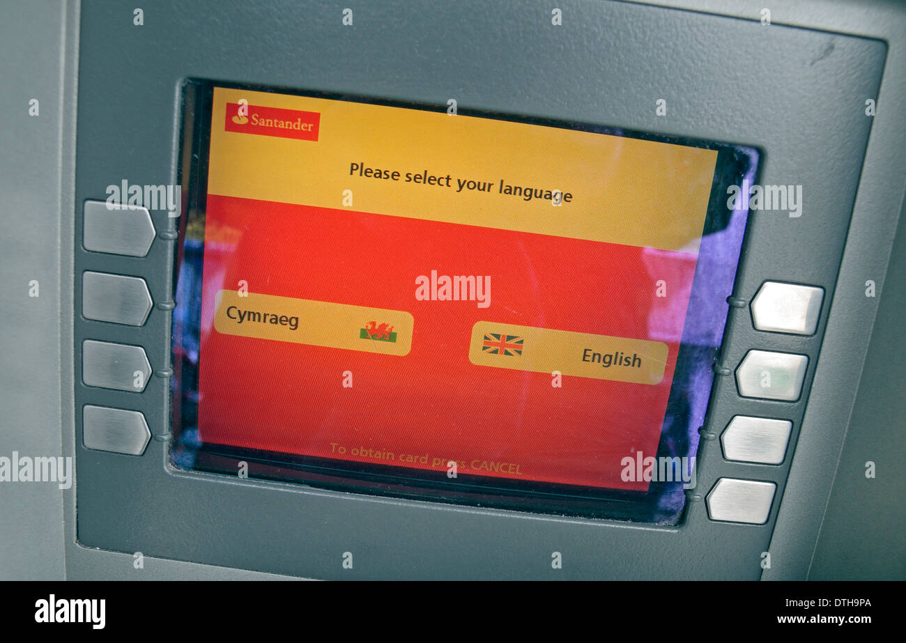 Sur un écran d'options bilingues Santander cash machine ATM à Pembroke, Pembrokeshire, Pays de Galles. Banque D'Images