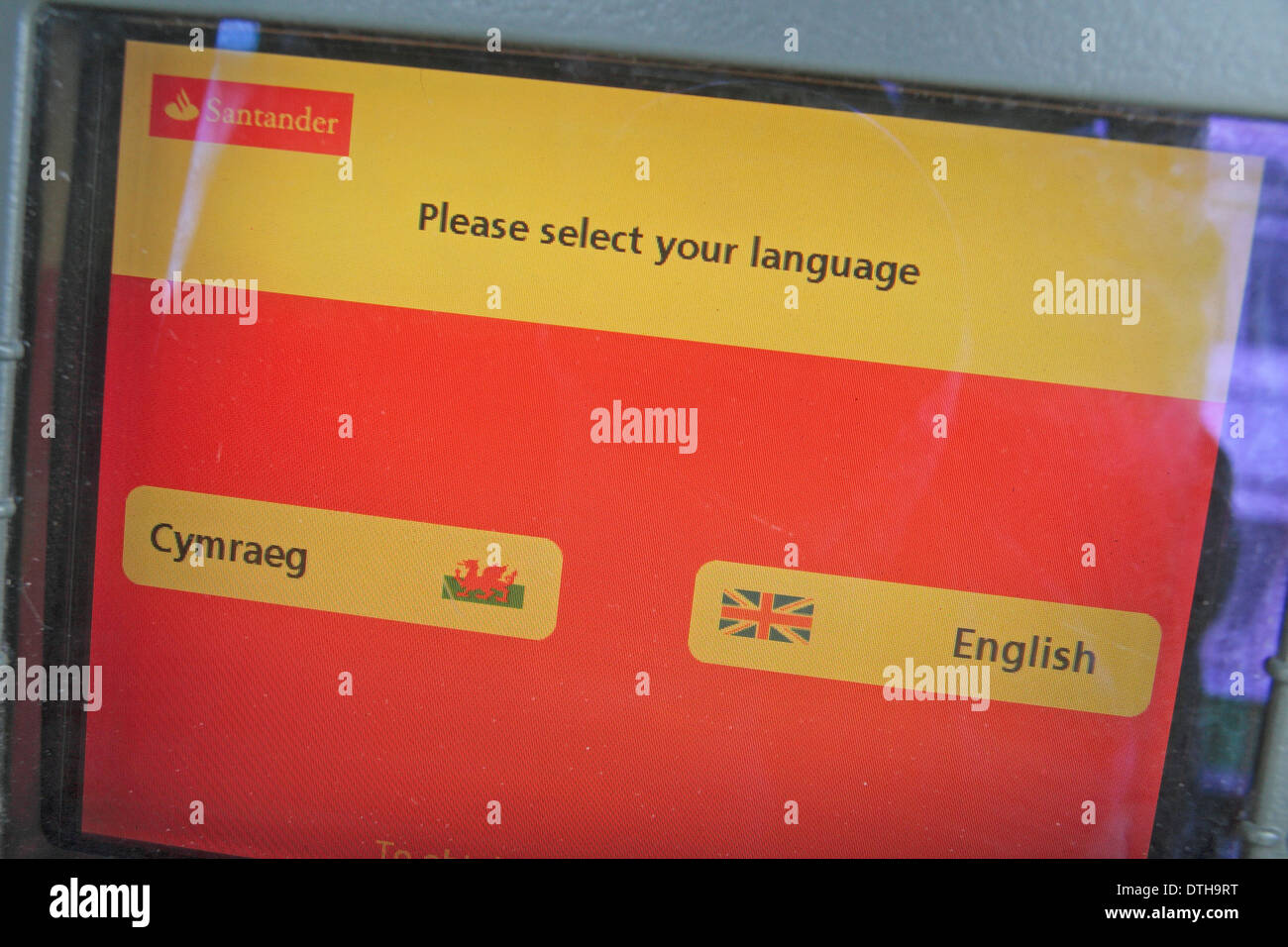 Sur un écran d'options bilingues Santander cash machine ATM à Pembroke, Pembrokeshire, Pays de Galles. Banque D'Images