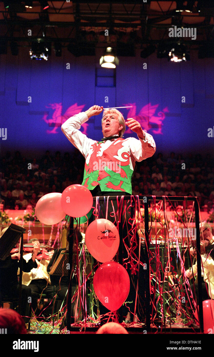 Owain Arwel Hughes la conduite de l'Last Night of the Proms, St Davids Hall, Cardiff. Banque D'Images