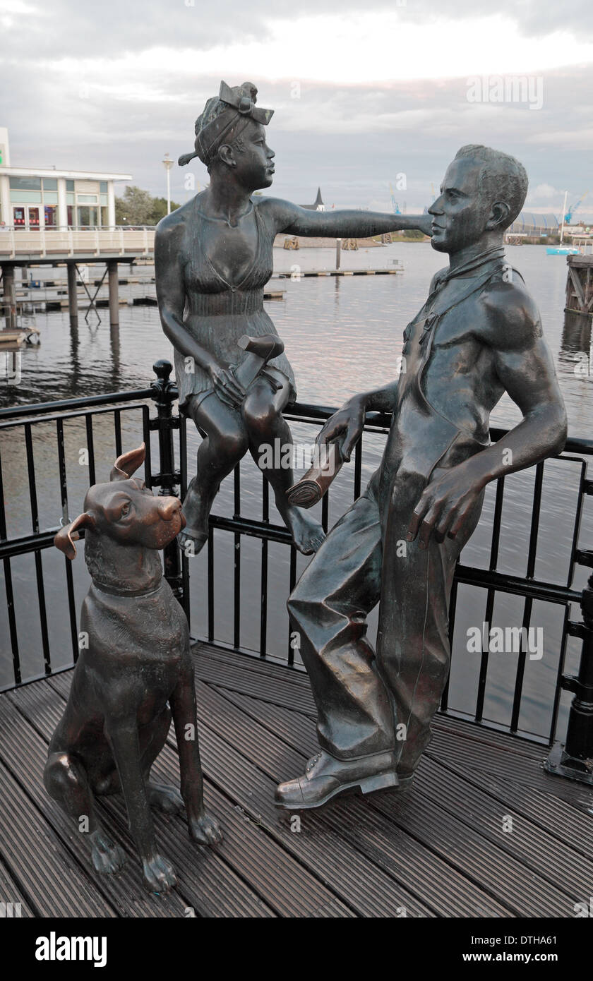 "Des gens comme nous" (Pobl Fel Ni) par John Clinch des statues dans la baie de Cardiff, Pays de Galles. Banque D'Images