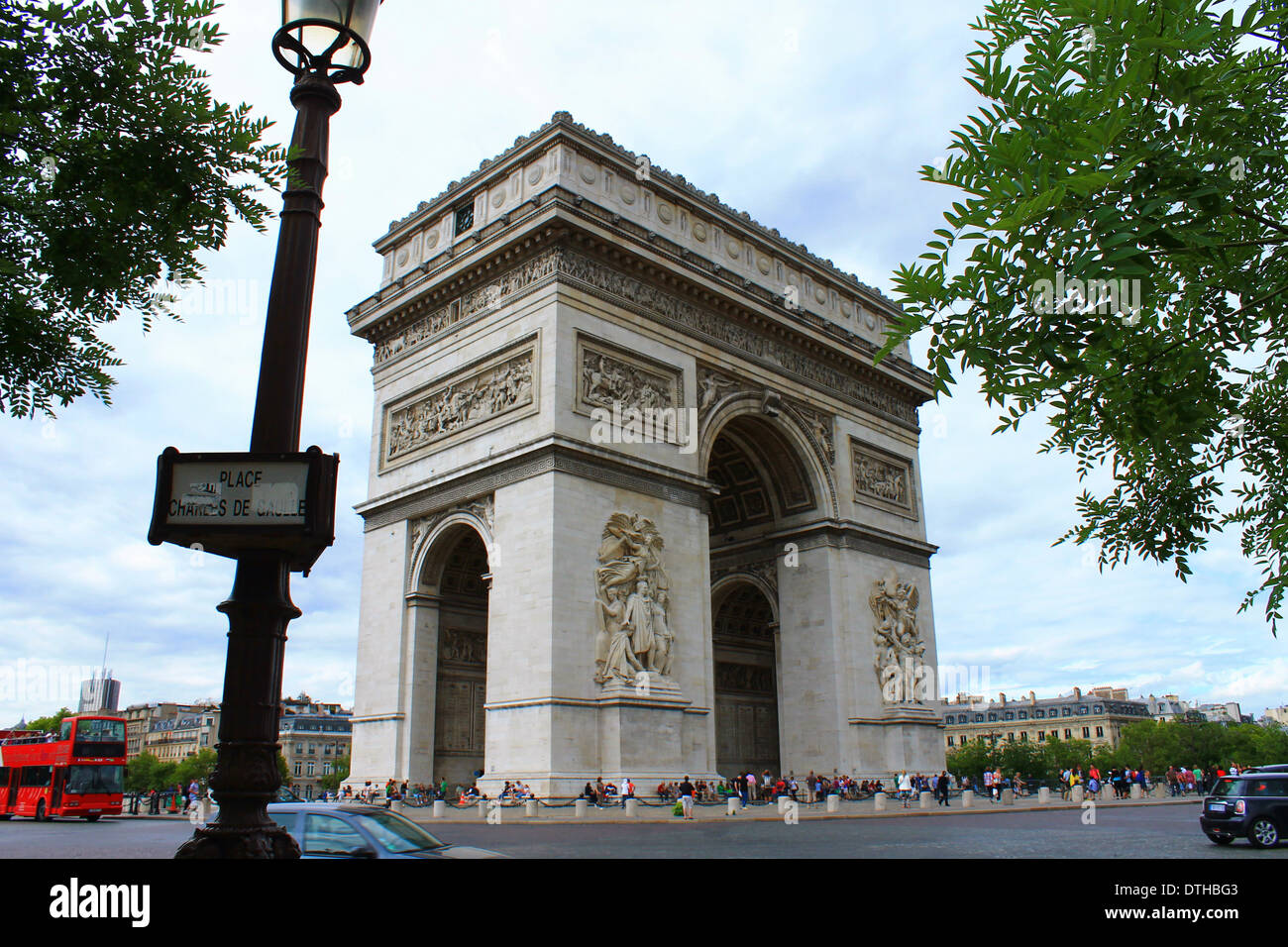 Une vue sur l'Arc de Triomphe rond-point à Paris, France. Banque D'Images