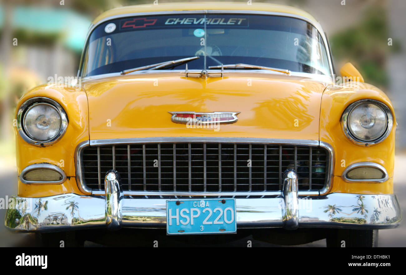 Vintage voiture américaine dans la Vieille Havane, Cuba, Caraïbes, Amérique Centrale Banque D'Images