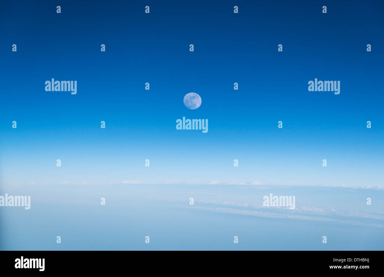 Pleine lune dans un ciel bleu. Banque D'Images