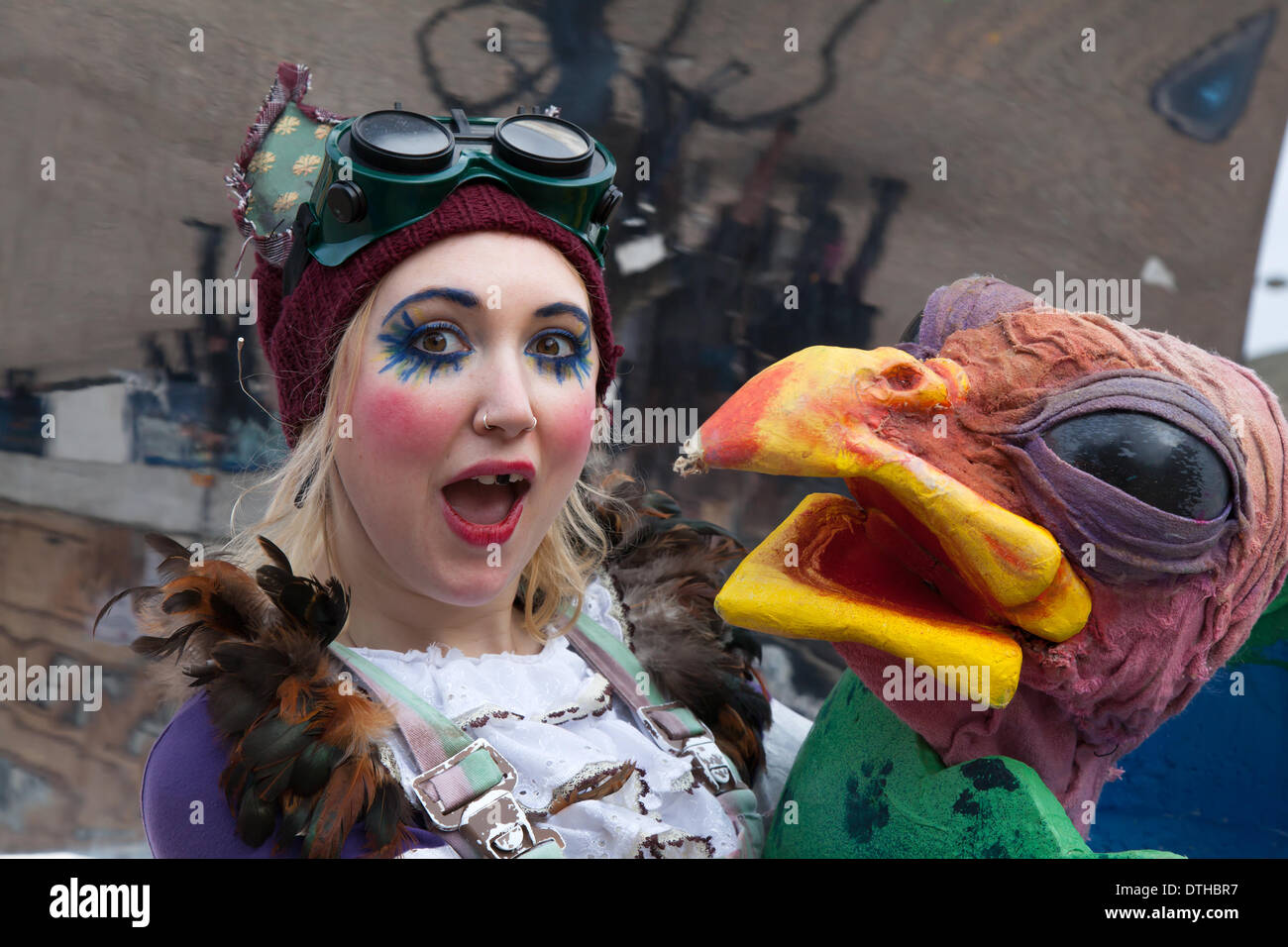 Poulet géant Big Bald, tête d'oiseau, à Blackpool, Lancashire, Royaume-Uni 18 février, 2014. L'actrice Alice Bounce, 27 à partir de Londres à St John's Square où "La Ménagerie Imaginaire', le grand géant, spectacle cabaret aviaire effectuées par 'Les Enfants Terribles' à Blackpool's festival annuel de cirque, de magie et de nouvelle variété. Les dix jours du festival de magie qui est Showzam voit la saturation des sites célèbres avec les artistes de rue, sideshows et théâtre. Banque D'Images