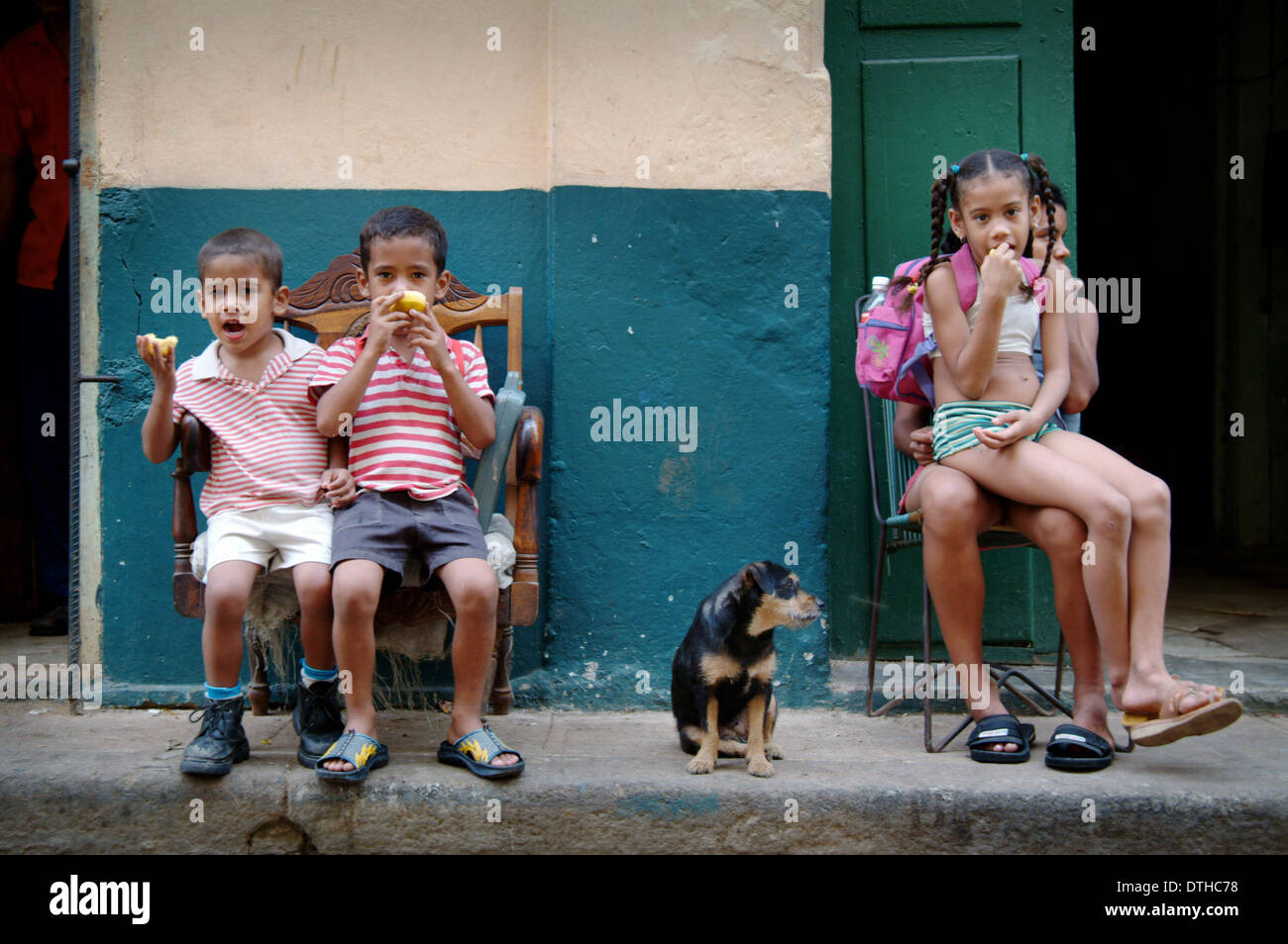Les enfants mangent leurs fruits dans les rues, La Havane, Cuba Banque D'Images