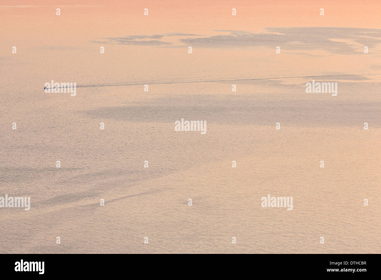 Aube du ciel de printemps en miroir sur la mer calme. Vue à partir de la côte nord de Majorque, Iles Baléares, Espagne Banque D'Images