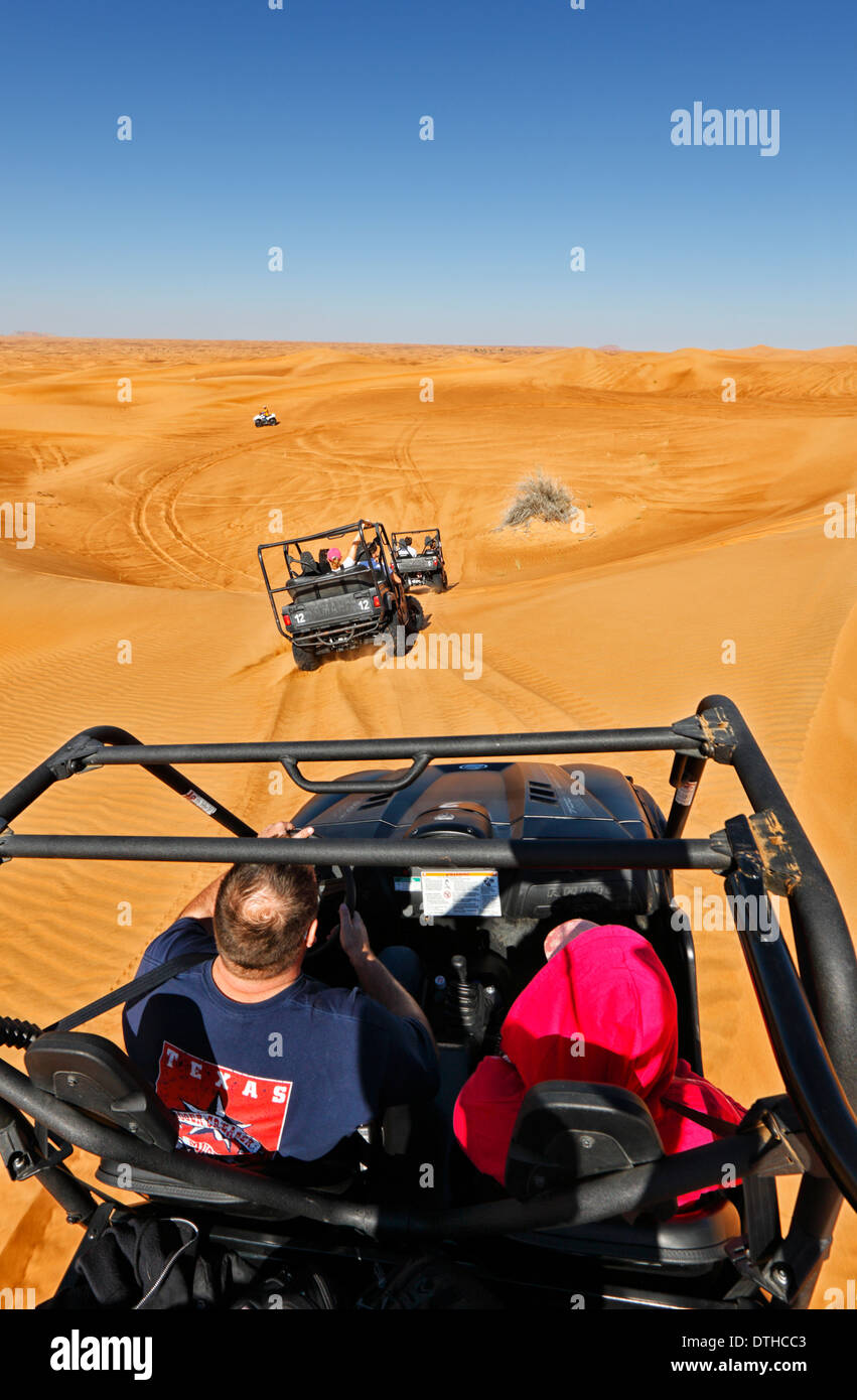 Les touristes à Dubaï Desert buggy de conduite. Banque D'Images