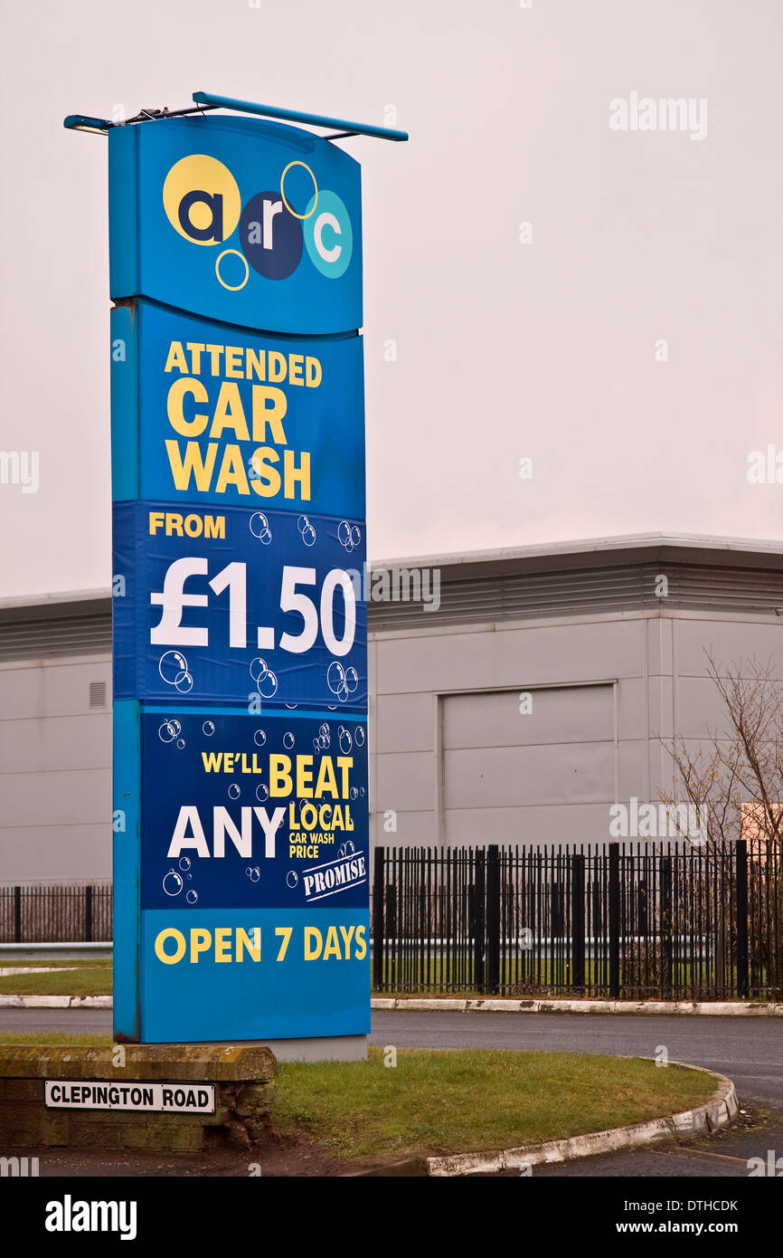 ARC est allé(e) à lave auto publicité signe qu'ils sont ouverts 7 jours par semaine et ont de bonnes affaires in Dundee, Royaume-Uni Banque D'Images