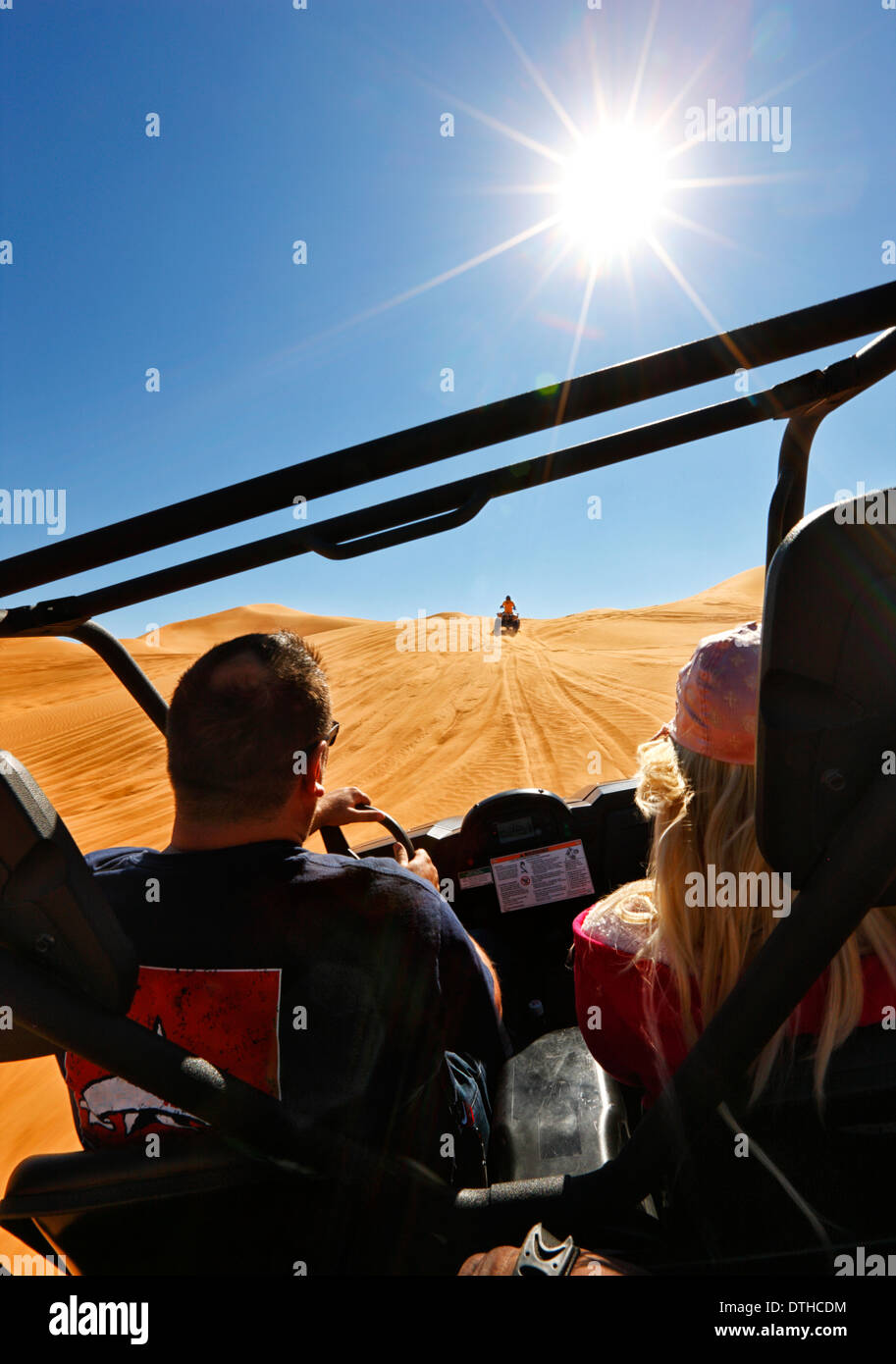 Les touristes à Dubaï Desert buggy de conduite. Banque D'Images