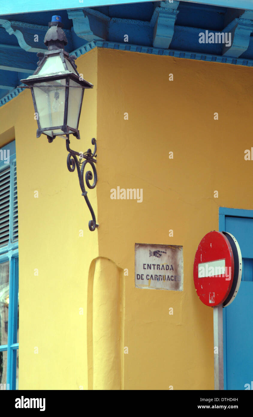 Bâtiment de couleur vive et lampe de rue, La Havane, Cuba Banque D'Images