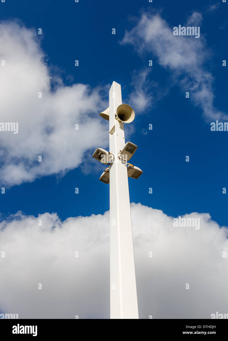 Haut-parleurs de sonorisation extérieure contre un ciel bleu Banque D'Images