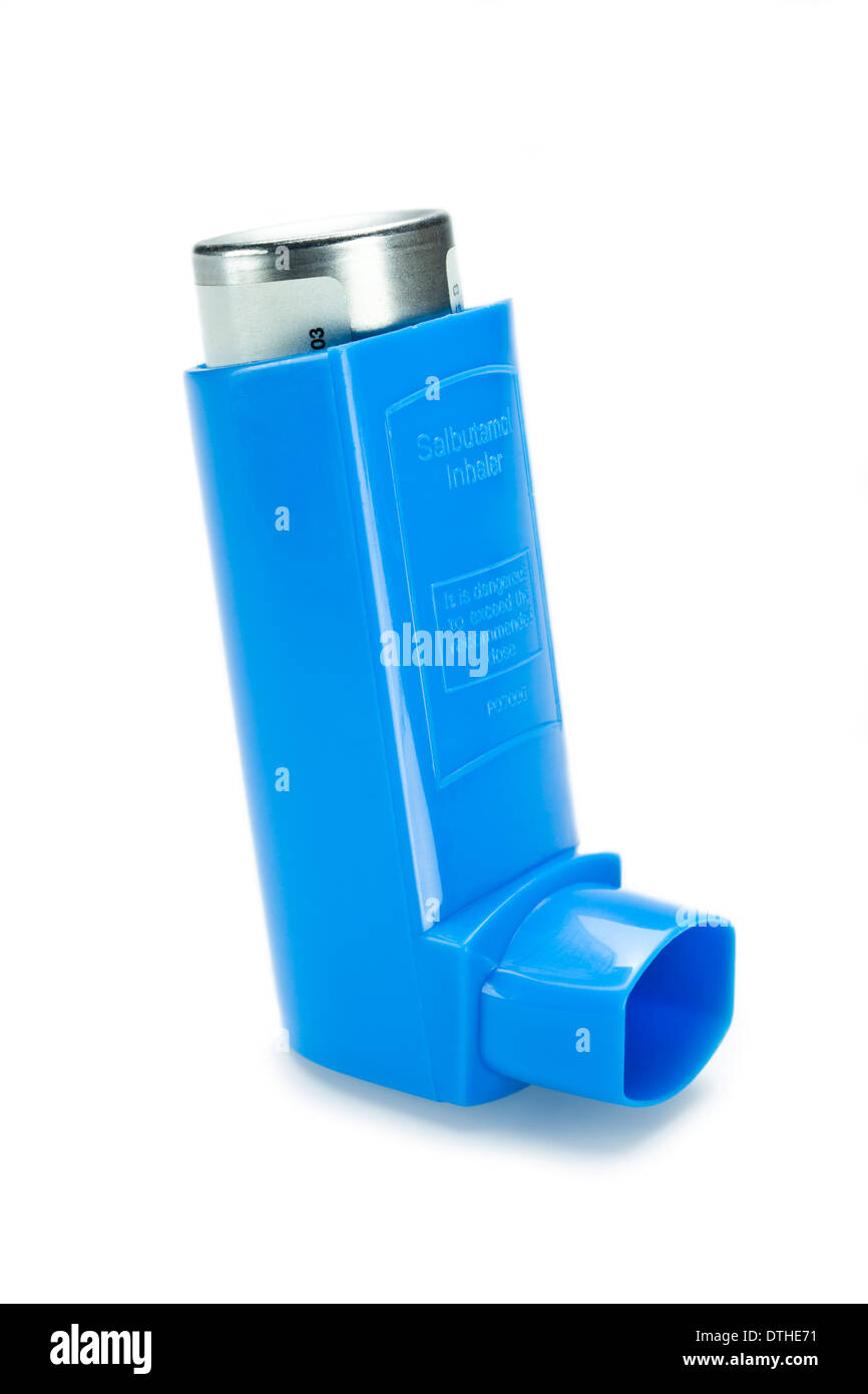 Inhalateur de soulagement bleu asthme inhalateur de salbutamol sur fond blanc Banque D'Images