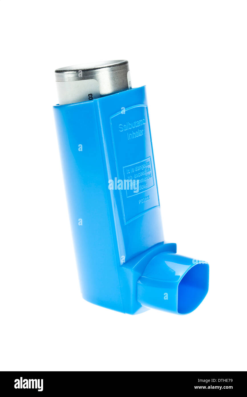 Inhalateur de soulagement bleu asthme inhalateur de salbutamol sur fond blanc Banque D'Images