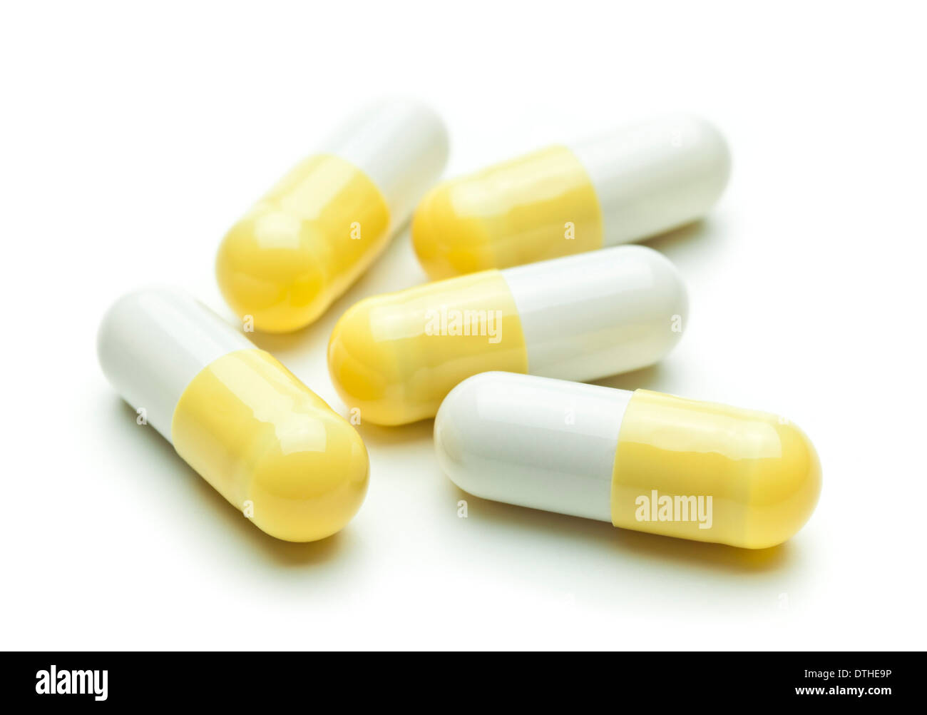 Les gélules de Tamiflu jaune et blanc sur fond blanc Banque D'Images